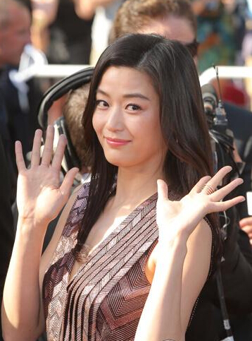 全智贤深V长裙现身戛纳红毯 女神范儿大过天 全智贤深V长裙现身戛纳红毯 女神范儿大过天
