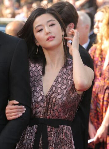 全智贤深V长裙现身戛纳红毯 女神范儿大过天 全智贤深V长裙现身戛纳红毯 女神范儿大过天