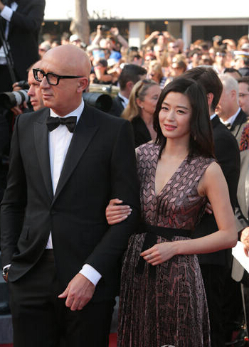 全智贤深V长裙现身戛纳红毯 女神范儿大过天 全智贤深V长裙现身戛纳红毯 女神范儿大过天
