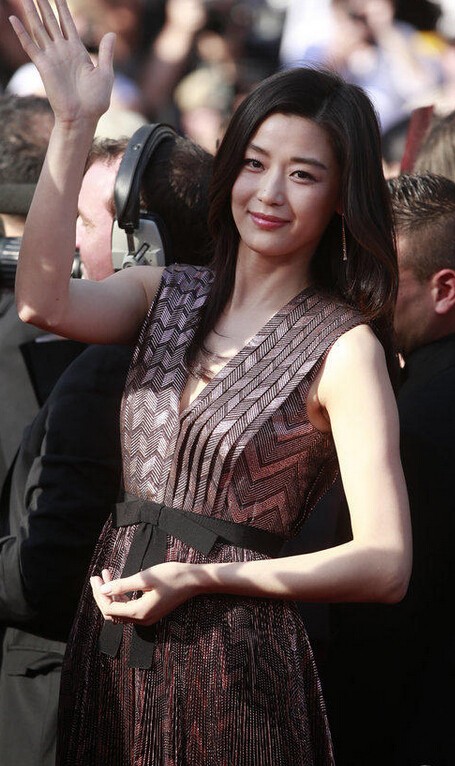 全智贤深V长裙现身戛纳红毯 女神范儿大过天 全智贤深V长裙现身戛纳红毯 女神范儿大过天
