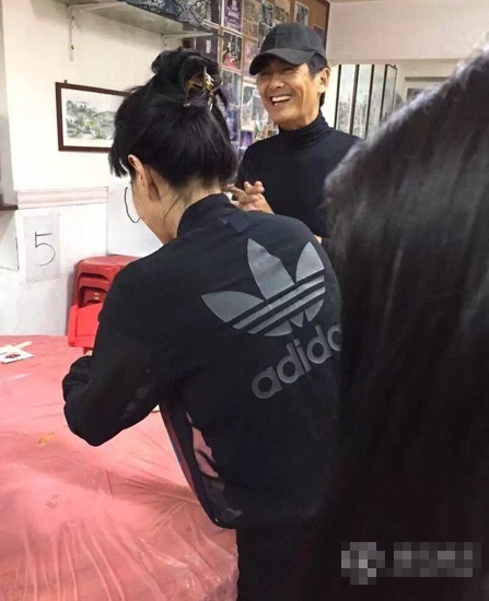 周润发60大寿低调庆生 发嫂送蛋糕秀恩爱 周润发60大寿低调庆生 发嫂送蛋糕秀恩爱