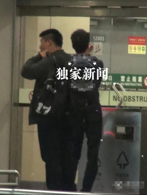 冯绍峰疑似思念倪妮抽烟解闷 发现偷拍不生气 冯绍峰疑似思念倪妮抽烟解闷 发现偷拍不生气