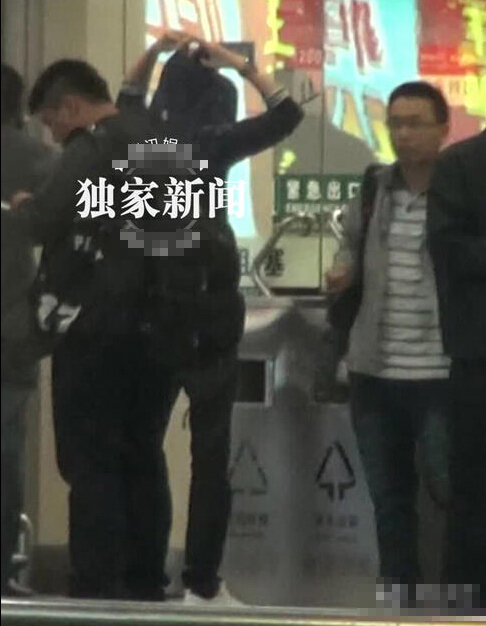 冯绍峰疑似思念倪妮抽烟解闷 发现偷拍不生气 冯绍峰疑似思念倪妮抽烟解闷 发现偷拍不生气
