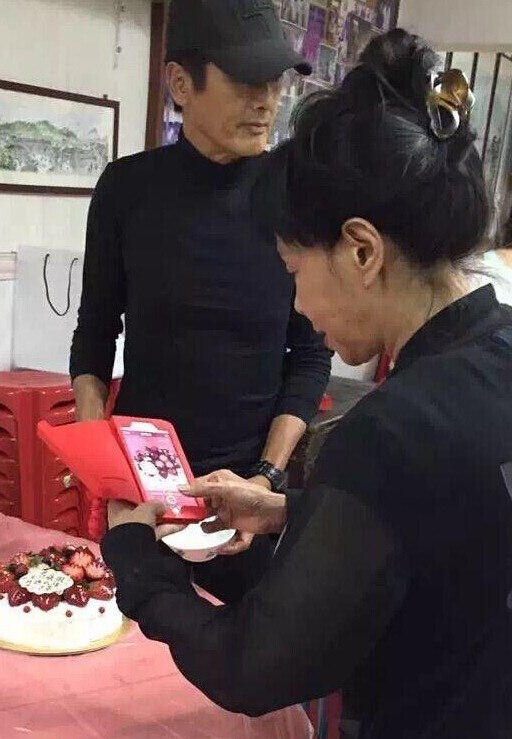 周润发60大寿低调庆生 发嫂送蛋糕秀恩爱 周润发60大寿低调庆生 发嫂送蛋糕秀恩爱