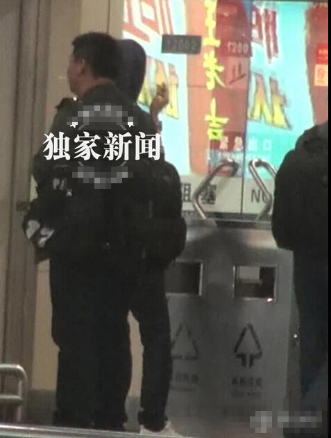 冯绍峰疑似思念倪妮抽烟解闷 发现偷拍不生气 冯绍峰疑似思念倪妮抽烟解闷 发现偷拍不生气