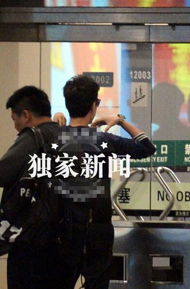 冯绍峰疑似思念倪妮抽烟解闷 发现偷拍不生气 冯绍峰疑似思念倪妮抽烟解闷 发现偷拍不生气