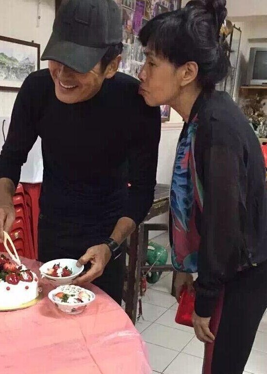 周润发60大寿低调庆生 发嫂送蛋糕秀恩爱 周润发60大寿低调庆生 发嫂送蛋糕秀恩爱