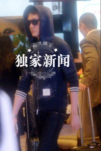 冯绍峰疑似思念倪妮抽烟解闷 发现偷拍不生气 冯绍峰疑似思念倪妮抽烟解闷 发现偷拍不生气