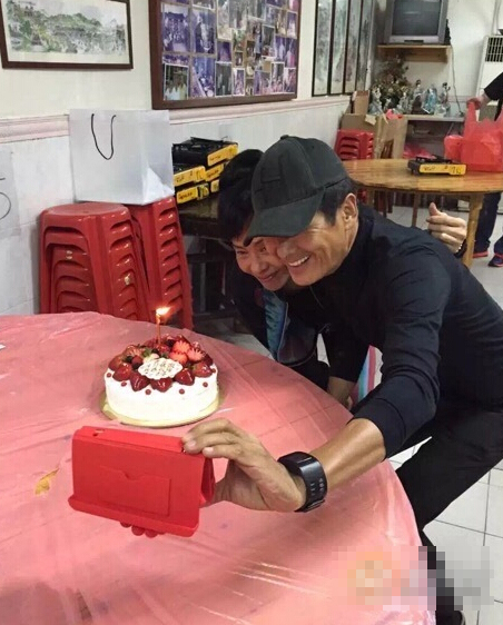 周润发60大寿低调庆生 发嫂送蛋糕秀恩爱 周润发60大寿低调庆生 发嫂送蛋糕秀恩爱