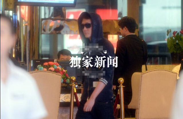 冯绍峰疑似思念倪妮抽烟解闷 发现偷拍不生气 冯绍峰疑似思念倪妮抽烟解闷 发现偷拍不生气