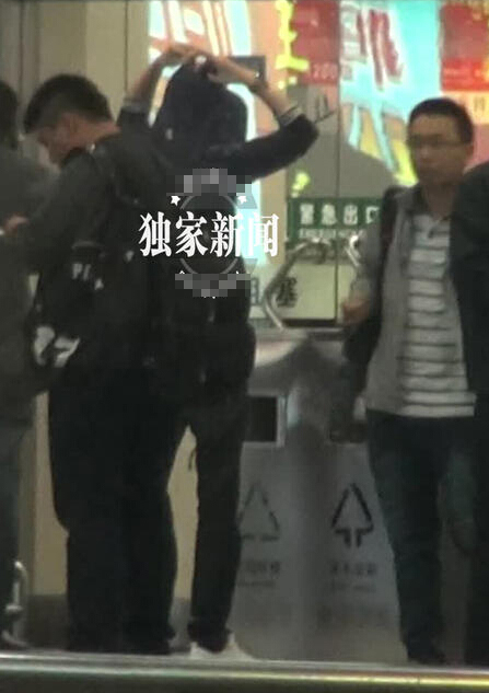 冯绍峰疑似思念倪妮抽烟解闷 发现偷拍不生气 冯绍峰疑似思念倪妮抽烟解闷 发现偷拍不生气