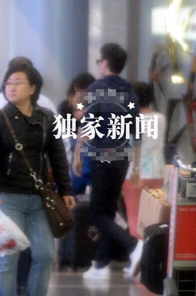 冯绍峰疑似思念倪妮抽烟解闷 发现偷拍不生气 冯绍峰疑似思念倪妮抽烟解闷 发现偷拍不生气