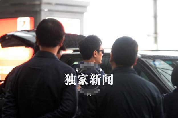 冯绍峰疑似思念倪妮抽烟解闷 发现偷拍不生气 冯绍峰疑似思念倪妮抽烟解闷 发现偷拍不生气