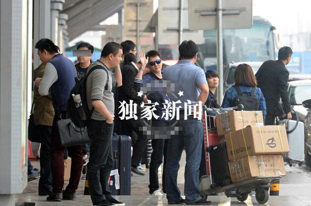 冯绍峰疑似思念倪妮抽烟解闷 发现偷拍不生气 冯绍峰疑似思念倪妮抽烟解闷 发现偷拍不生气