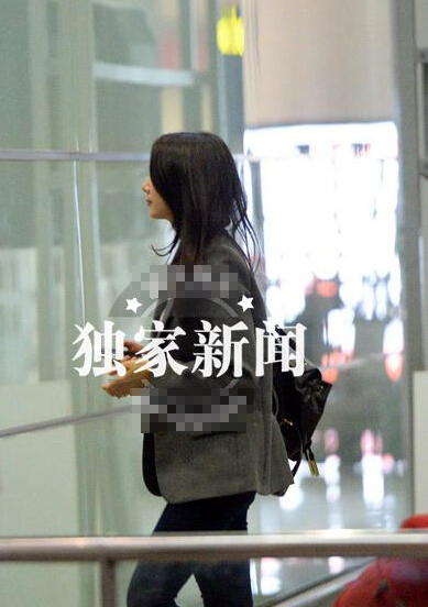 高圆圆机场等车被冻坏 疑似感冒喝热饮 高圆圆机场等车被冻坏 疑似感冒喝热饮