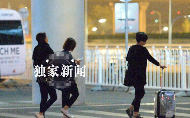 高圆圆机场等车被冻坏 疑似感冒喝热饮 高圆圆机场等车被冻坏 疑似感冒喝热饮