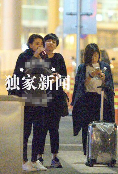高圆圆机场等车被冻坏 疑似感冒喝热饮 高圆圆机场等车被冻坏 疑似感冒喝热饮