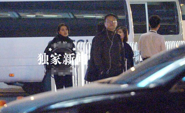 高圆圆机场等车被冻坏 疑似感冒喝热饮 高圆圆机场等车被冻坏 疑似感冒喝热饮
