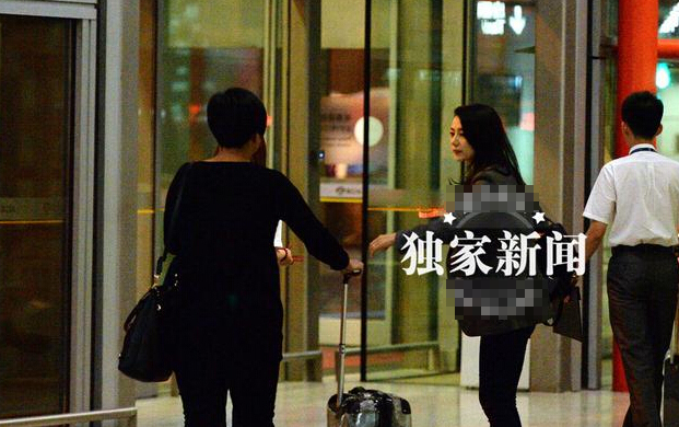 高圆圆机场等车被冻坏 疑似感冒喝热饮 高圆圆机场等车被冻坏 疑似感冒喝热饮