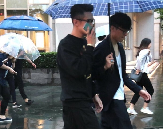 柯震东雨天出行玩手机 被哥哥疼爱一路撑伞 柯震东雨天出行玩手机 被哥哥疼爱一路撑伞