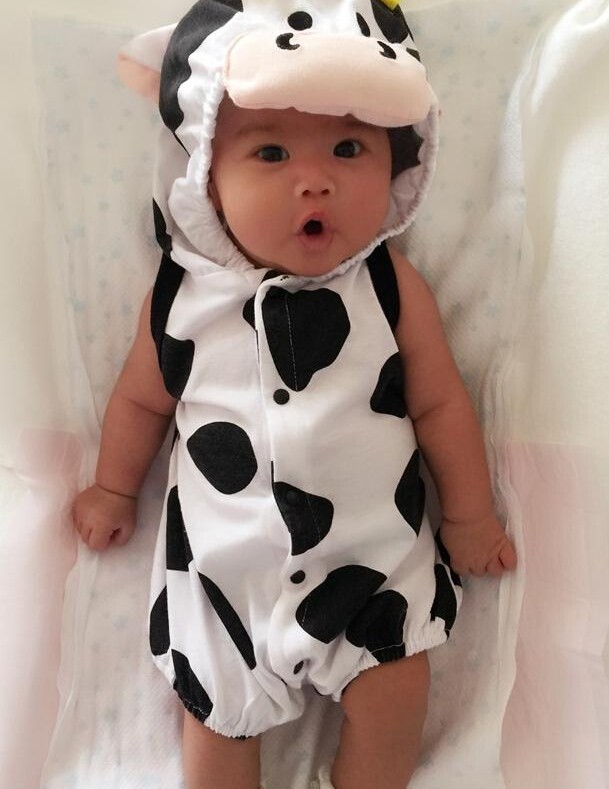 包贝尔爱女首次曝光 黑白奶牛装颜值超高 包贝尔爱女首次曝光 黑白奶牛装颜值超高