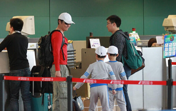 马景涛被传婚变后亮相 两儿子机场打闹 马景涛被传婚变后亮相 两儿子机场打闹