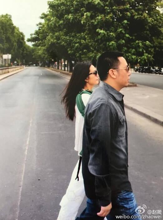 赵薇520秀恩爱与老公牵手 微博:大家都有520 赵薇520秀恩爱与老公牵手 微博:大家都有520