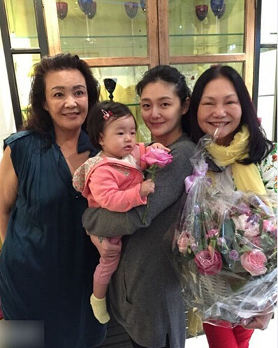 大S抱女儿与两位妈妈合影 张兰跪地哄孙女 大S抱女儿与两位妈妈合影 张兰跪地哄孙女