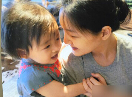 大S抱女儿与两位妈妈合影 张兰跪地哄孙女 大S抱女儿与两位妈妈合影 张兰跪地哄孙女