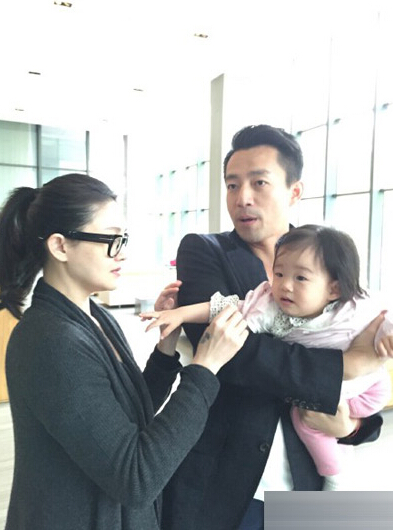 大S抱女儿与两位妈妈合影 张兰跪地哄孙女 大S抱女儿与两位妈妈合影 张兰跪地哄孙女