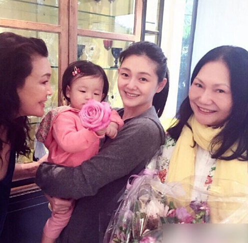 大S抱女儿与两位妈妈合影 张兰跪地哄孙女 大S抱女儿与两位妈妈合影 张兰跪地哄孙女
